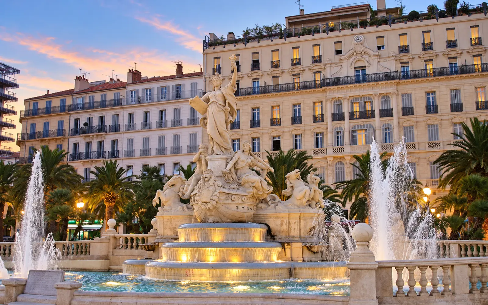 La place de la Liberté et la haute ville