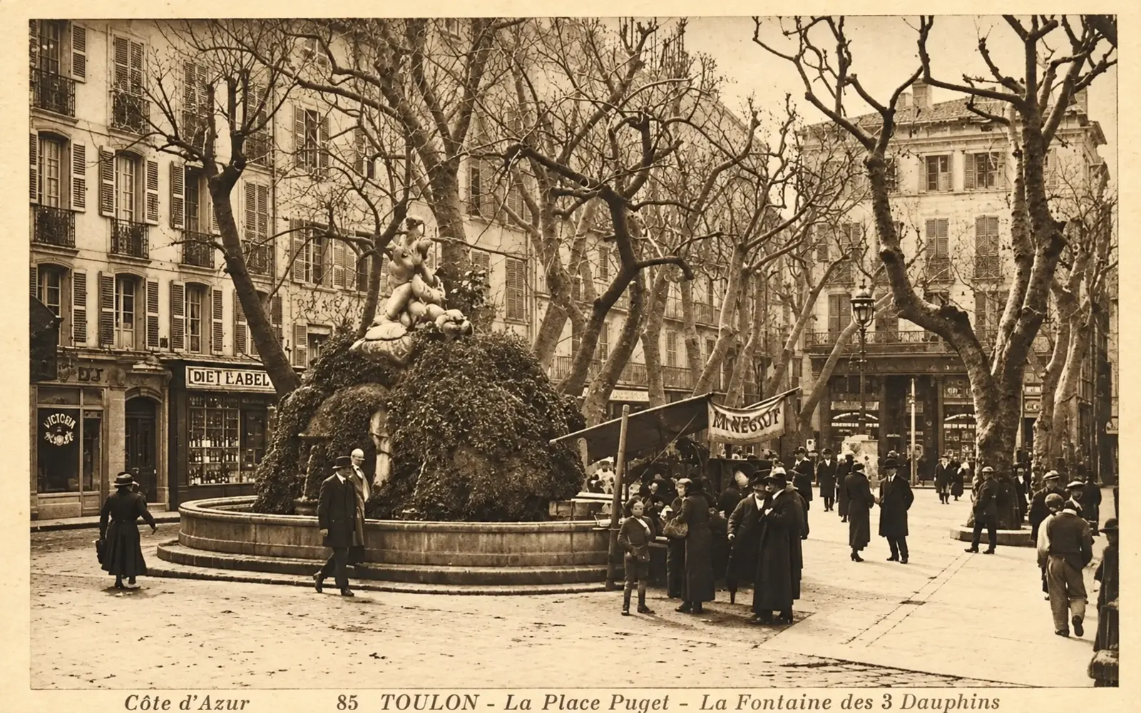 Place Puget e la fontana dei Tre Delfini
