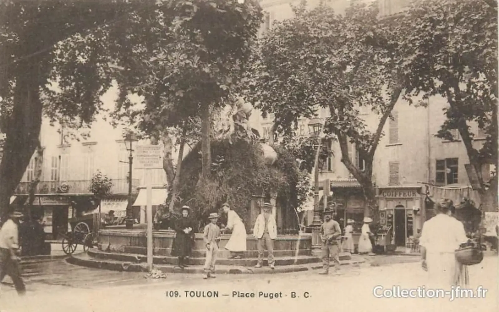 Place Puget e la fontana dei Tre Delfini