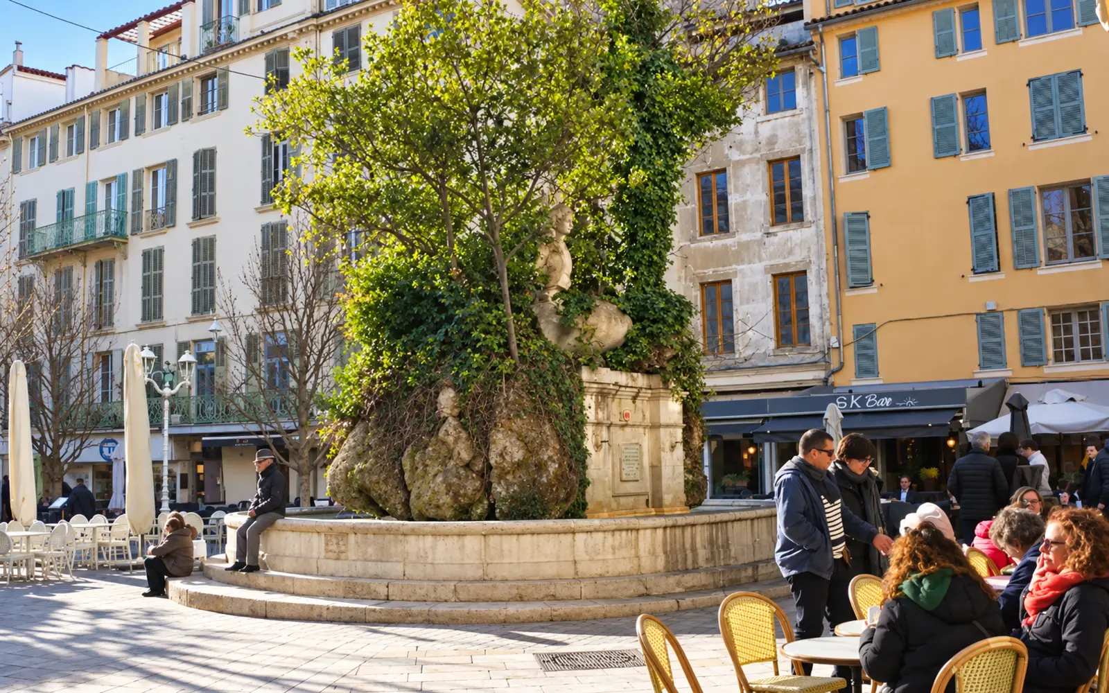 Place Puget e la fontana dei Tre Delfini
